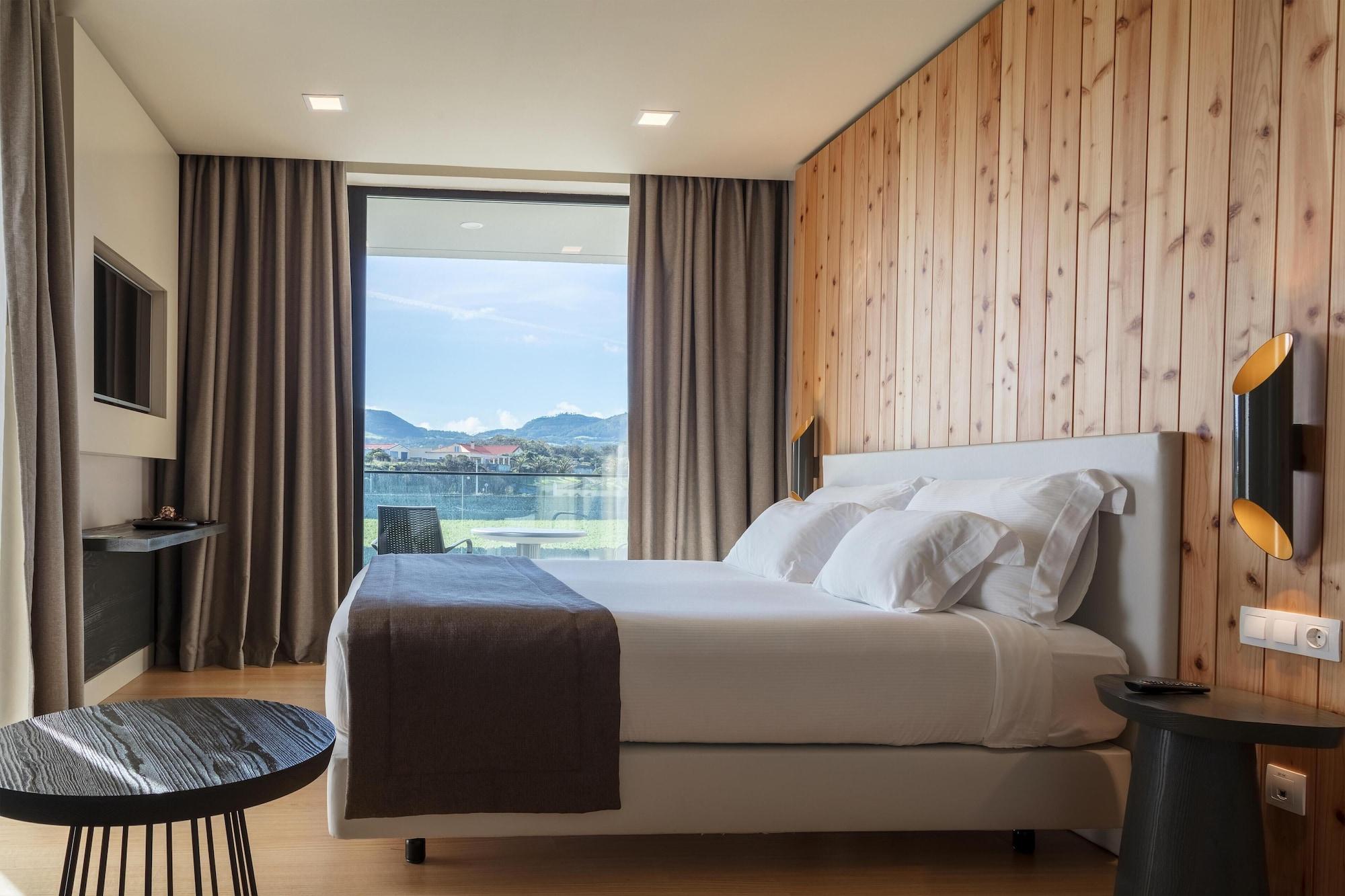 Pedras Do Mar Resort & Spa Fenais da Luz Bagian luar foto A room at the hotel