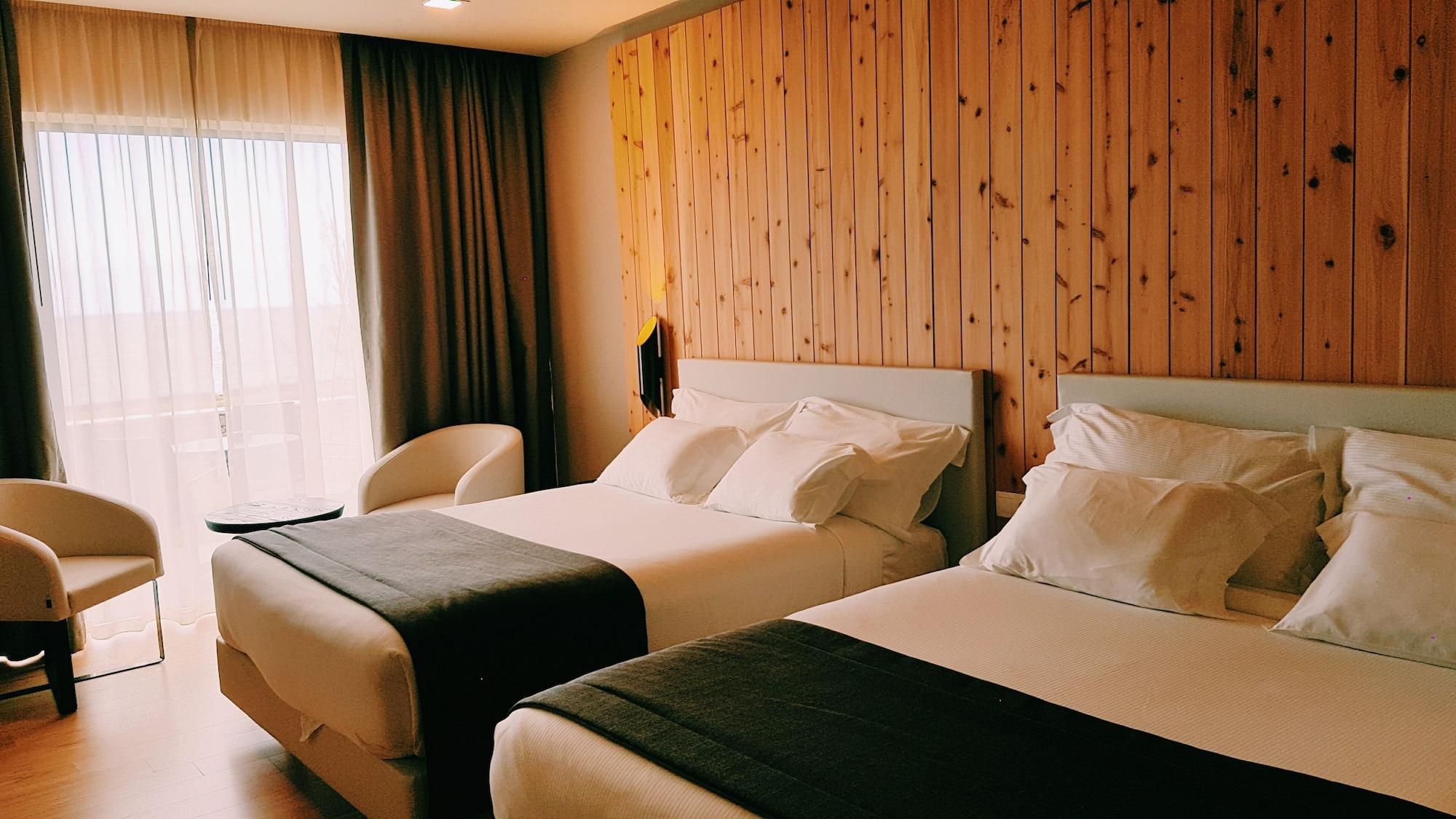 Pedras Do Mar Resort & Spa Fenais da Luz Bagian luar foto A room at the hotel