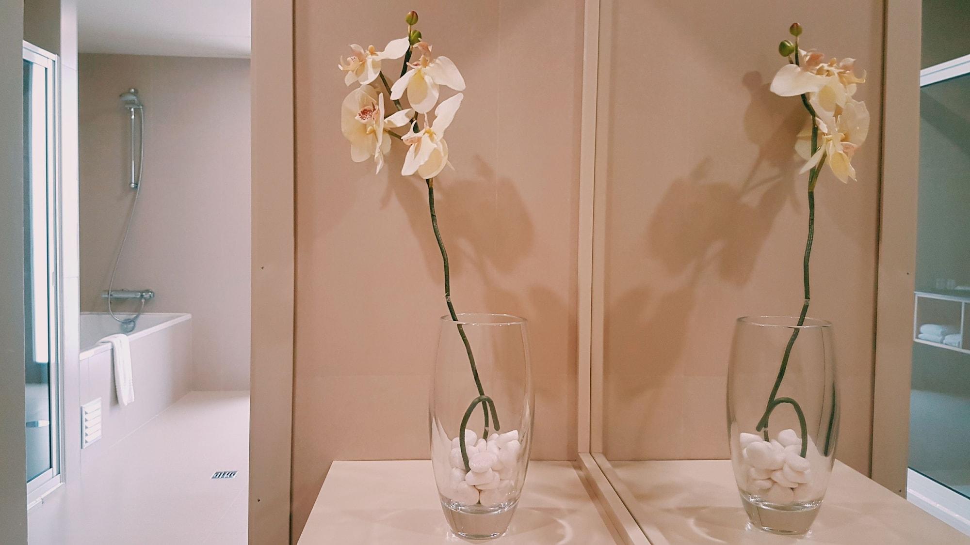 Pedras Do Mar Resort & Spa Fenais da Luz Bagian luar foto A pair of orchids in a vase