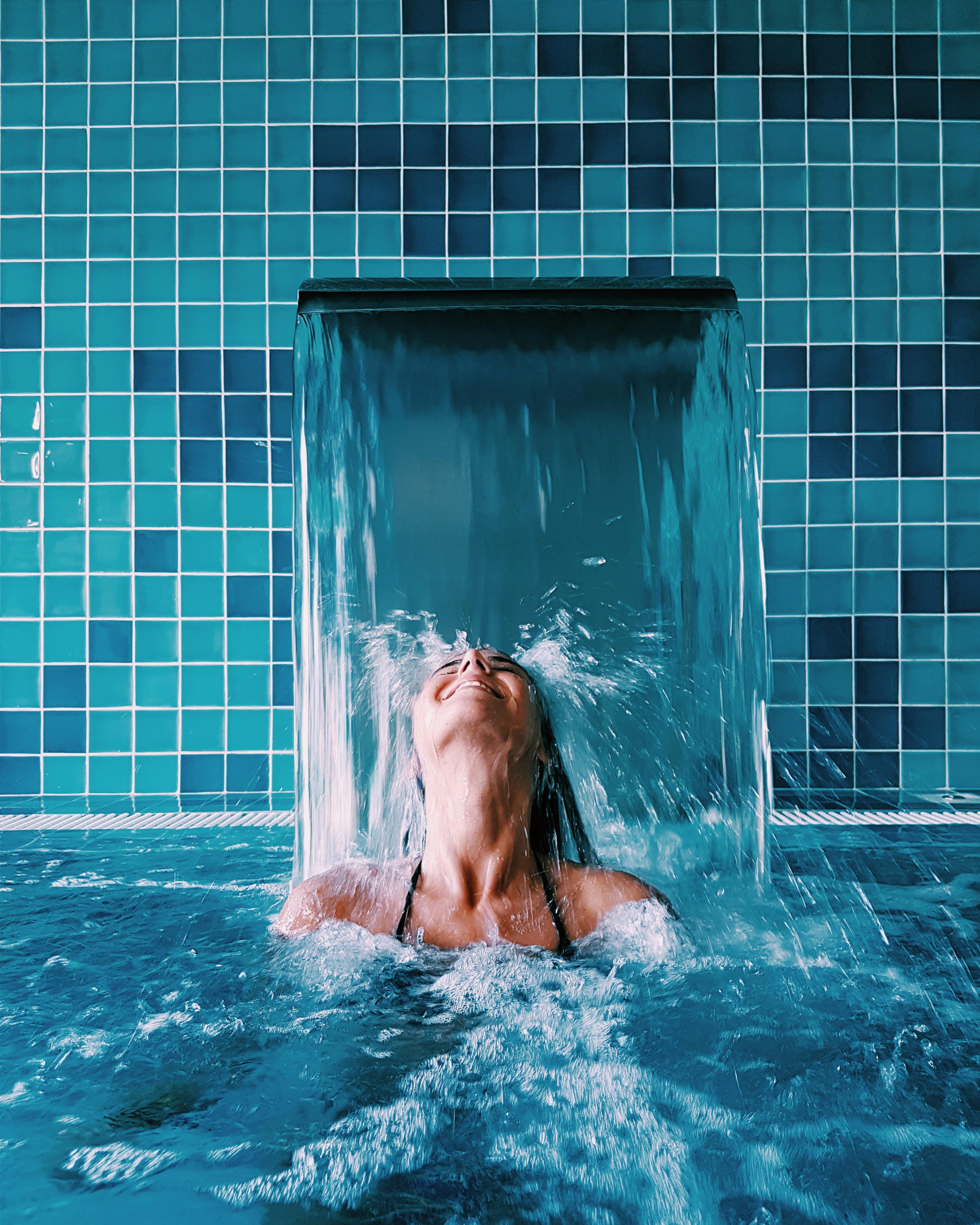 Pedras Do Mar Resort & Spa Fenais da Luz Bagian luar foto A woman under a shower