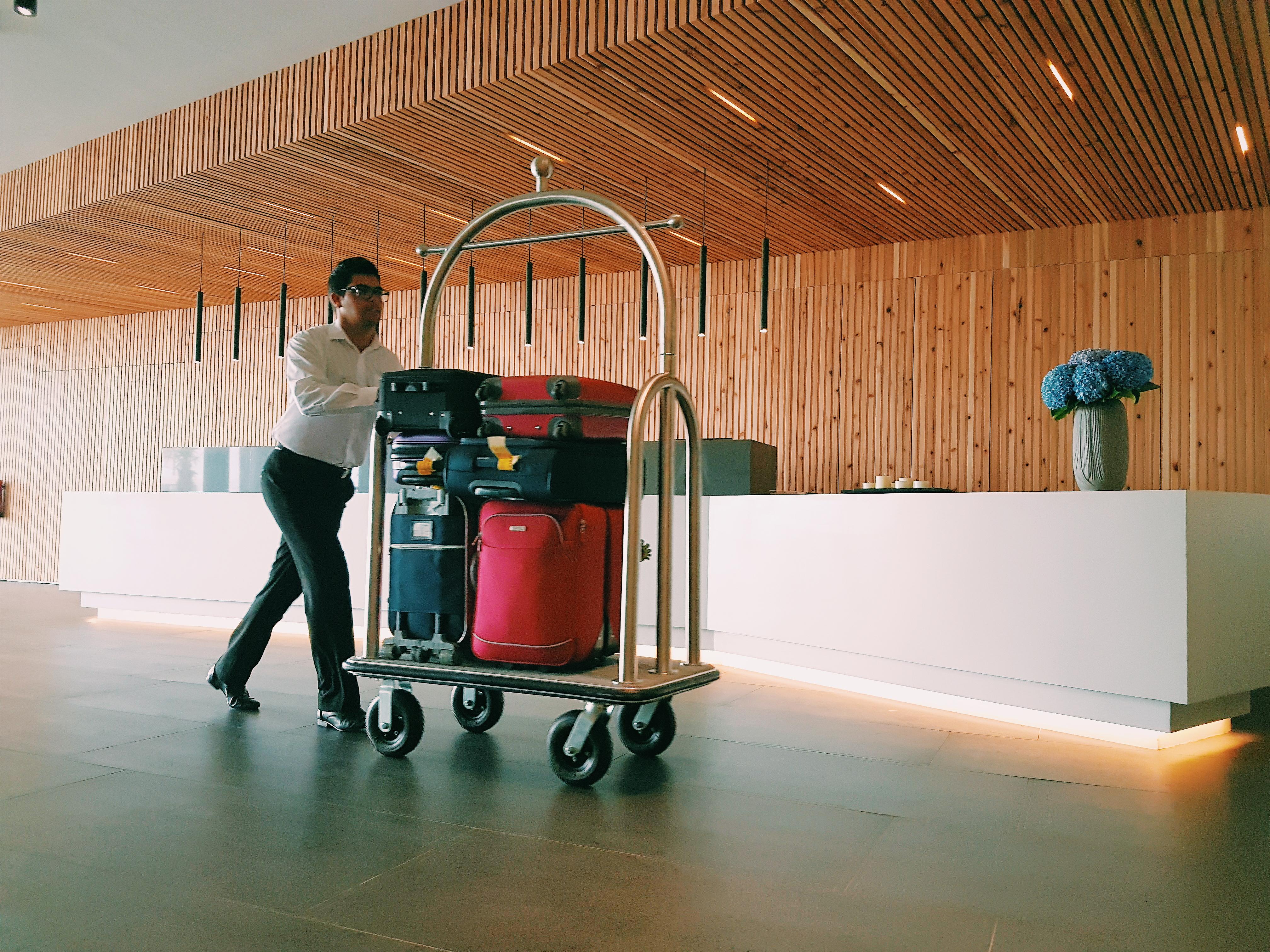 Pedras Do Mar Resort & Spa Fenais da Luz Bagian luar foto A bellboy pushing a luggage cart