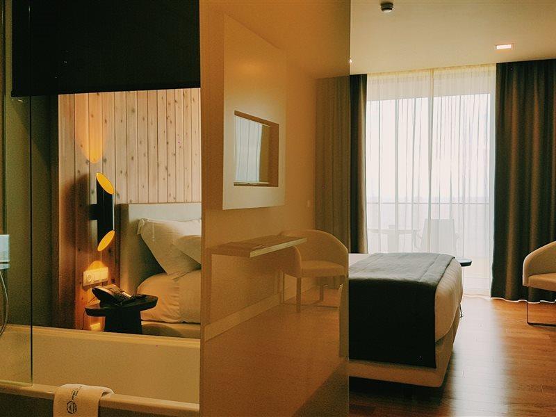 Pedras Do Mar Resort & Spa Fenais da Luz Bagian luar foto A room at the hotel