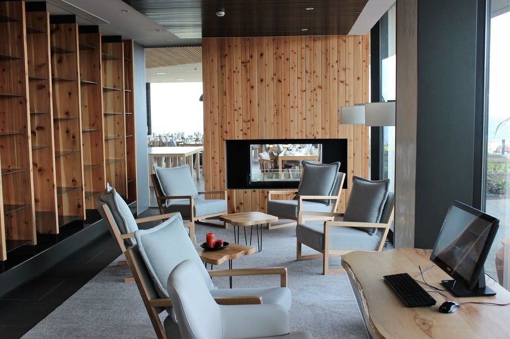 Pedras Do Mar Resort & Spa Fenais da Luz Bagian luar foto The lounge at the airport