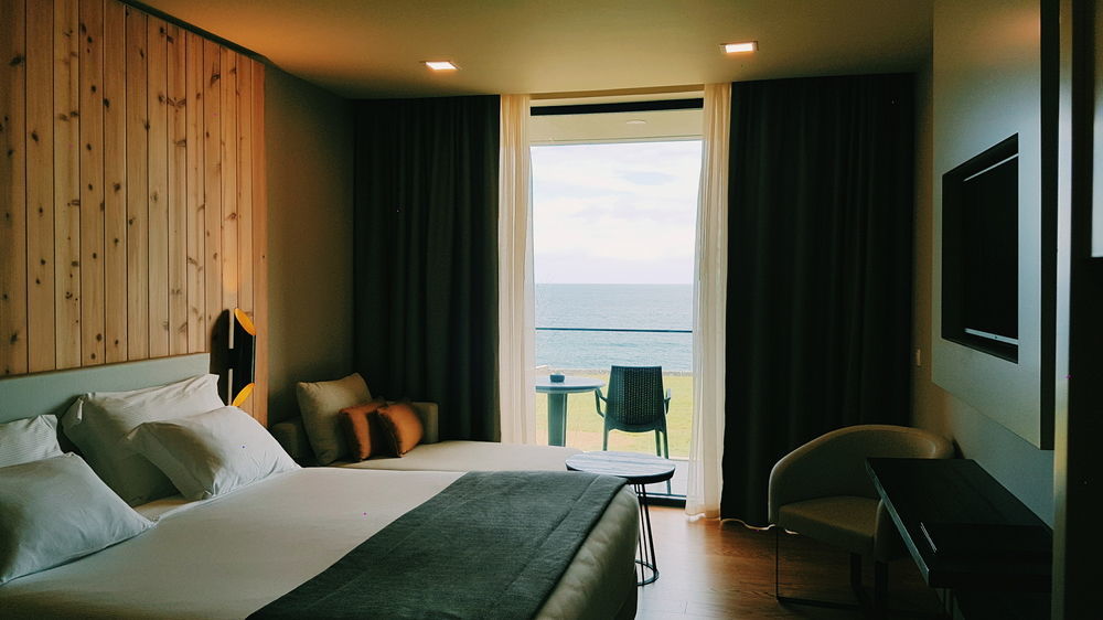 Pedras Do Mar Resort & Spa Fenais da Luz Bagian luar foto A room at the Hotel Borgarfjörður
