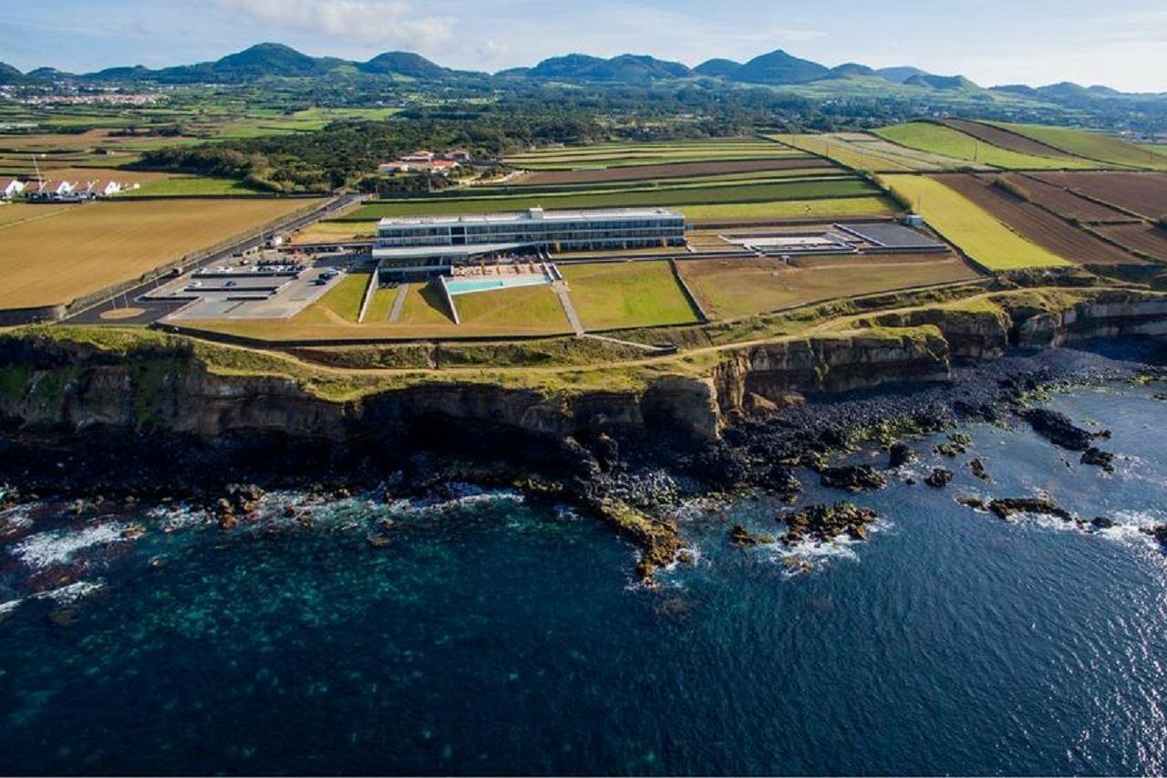 Pedras Do Mar Resort & Spa Fenais da Luz Bagian luar foto Aerial view of the hotel