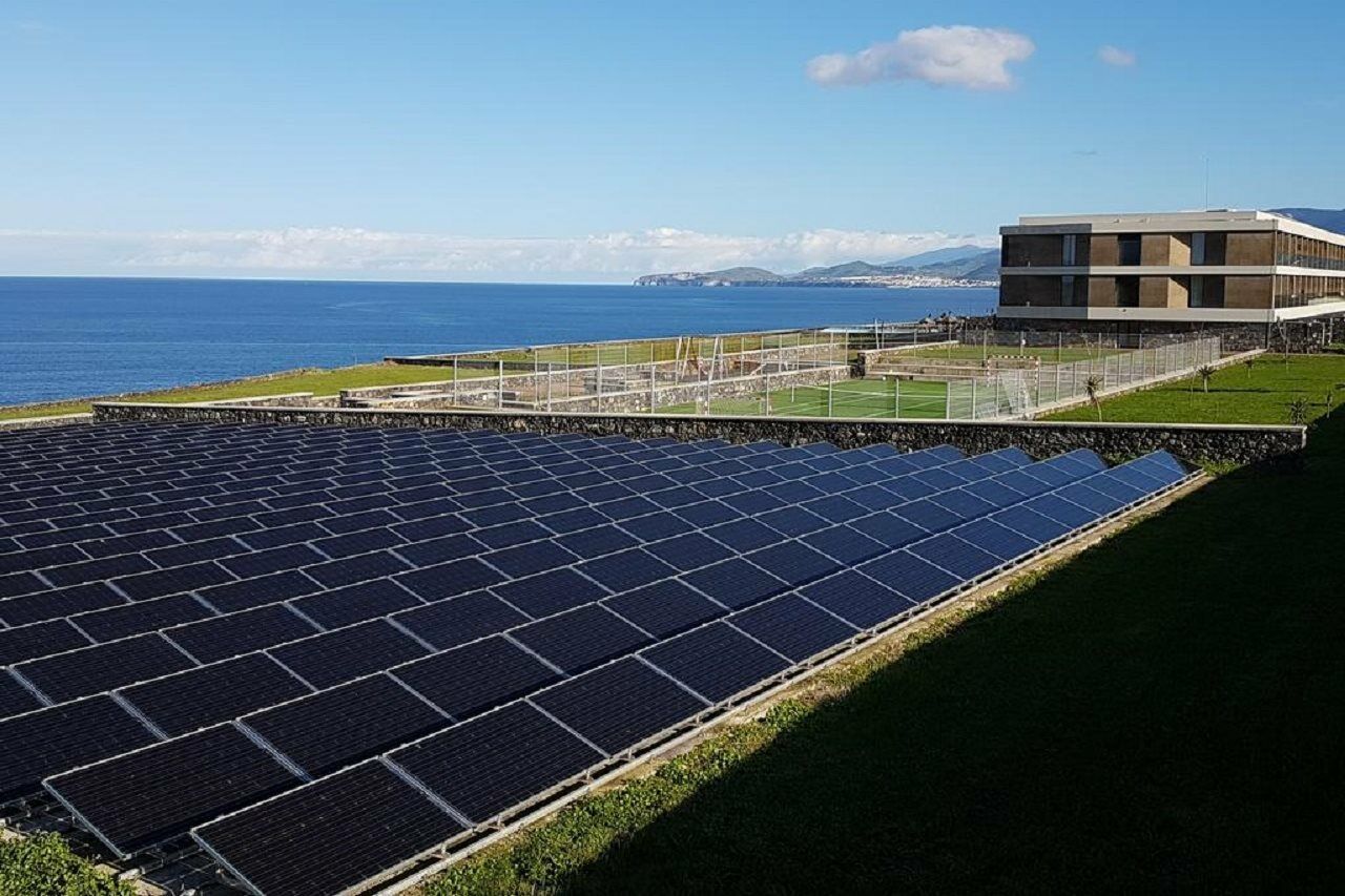 Pedras Do Mar Resort & Spa Fenais da Luz Bagian luar foto Solar panels at the University of Plymouth