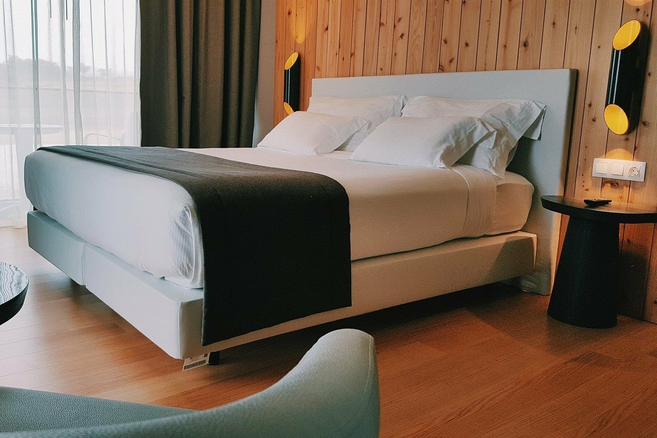 Pedras Do Mar Resort & Spa Fenais da Luz Bagian luar foto A modern bedroom